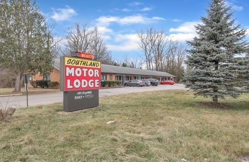 Riverview Apartment | Cozy Room with Private Bath in Brownstown