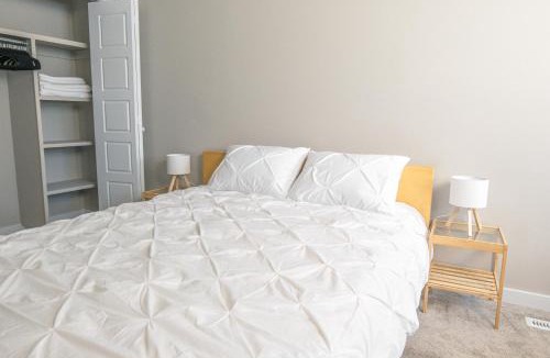 West Edmonton House | Cozy room with private bathroom minutes to West Edmonton Mall