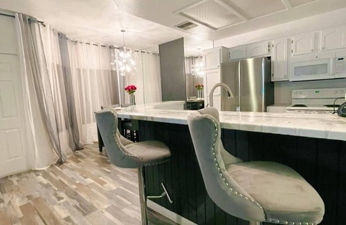 Lake Biltmore Village Condo | Cozy Room with the Lake access and near restaurant