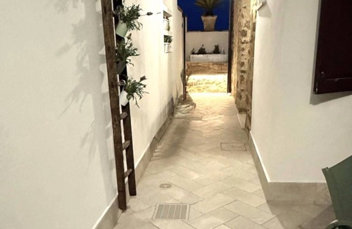 Lustra House | Cozy rooms with attention to detail and furnished in modern contemporary style