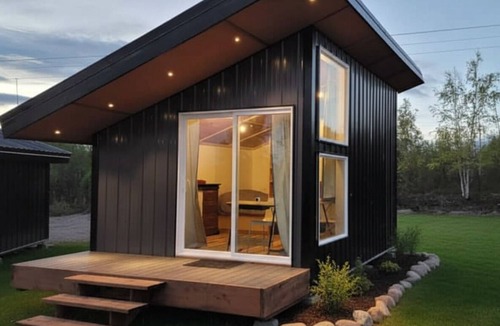 Houston House | Cozy Runway-Side Cabin