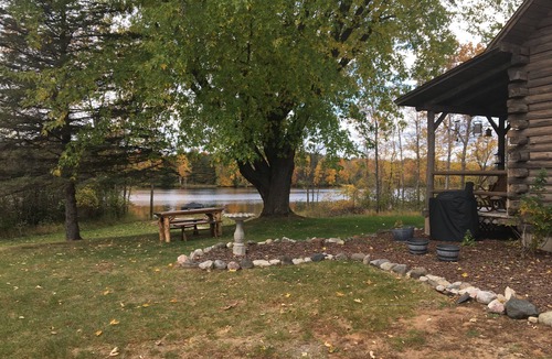 Ingalls Cabin | Cozy Rustic 3-bedroom river cabin with WiFi on the Menominee River