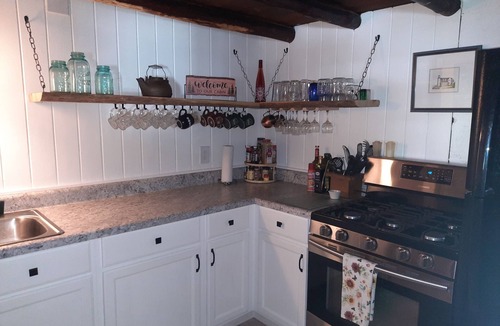 Honor Cabin | Cozy/rustic cabin in the woods.linens provided!
