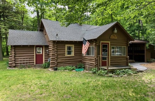Honor Cabin | Cozy/rustic cabin in the woods.linens provided!