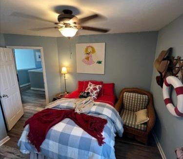 Gainesville House | Cozy Rustic Charming Room