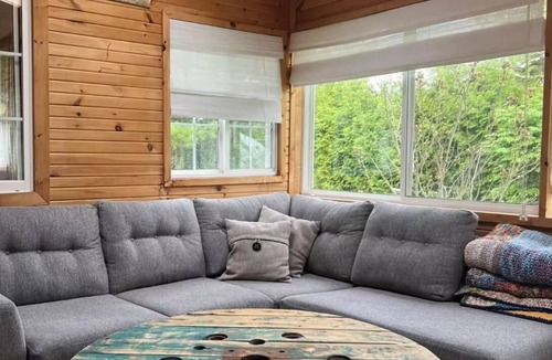 Port Franks Cottage | Cozy, rustic cottage minutes to a private beach