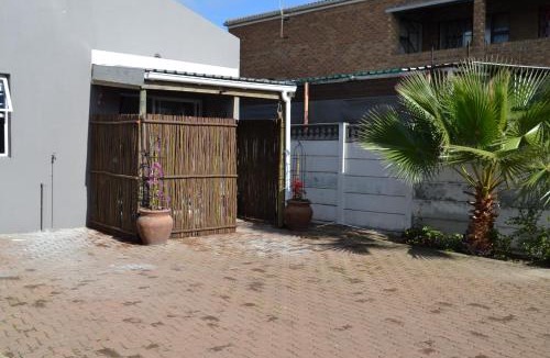 Kraaifontein House | Cozy Rustic Cottage