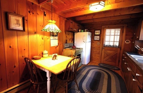 Hesston Cabin | Cozy Rustic Log Cabin minutes to Raystown Lake, 7 Points boat launch.