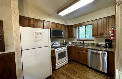 Mount Ida Cabin | Cozy Rustic Two-Bedroom Cabin on Lake Ouachita with Hot Tub, Marina, and Activities in Mount Ida, Arkansas