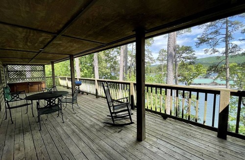 Mount Ida Cabin | Cozy Rustic Two-Bedroom Cabin on Lake Ouachita with Hot Tub, Marina, and Activities in Mount Ida, Arkansas