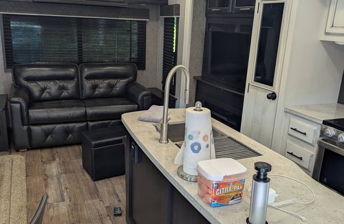 Lancing House | Cozy RV in Tranquil Lancing with AC