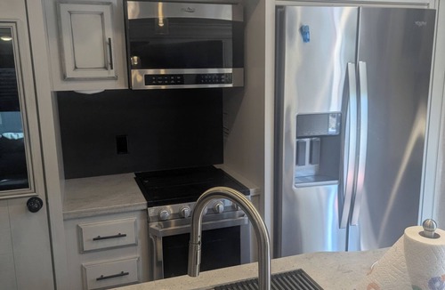 Lancing House | Cozy RV in Tranquil Lancing with AC