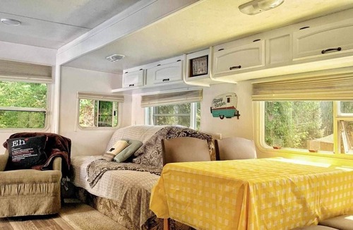 Hatzic House | Cozy RV Staycation!