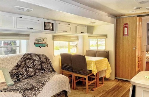 Hatzic House | Cozy RV Staycation!