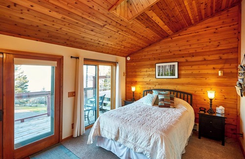 Schroeder Apartment | Cozy Schroeder Studio w/Deck on Lake Superior
