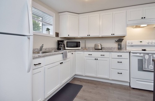 Dieppe Apartment | Cozy separate basement appartment in a safe and quiet neighborhood