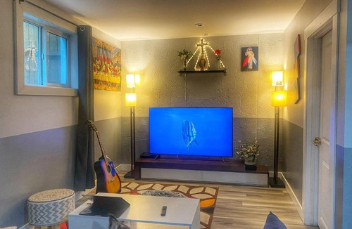 Radisson Heights - Albert Park Hostel | Cozy shared queen bdrm near downtown with private yard - not entire suite