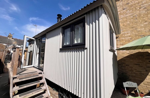 Whitstable Cabin | Cozy shepherd's hut in Whitstable town centre - The Oyster Bed 🦪