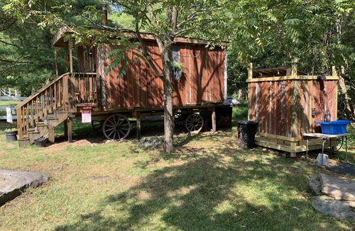 Elizabethtown Cabin | Cozy Shepherd’s Hut on Conewago Creek Near Lancaster & Hershey