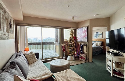 Courtenay House | Cozy Ski-In/Ski-Out on Mt. Washington w/Hot Tub & Underground Parking