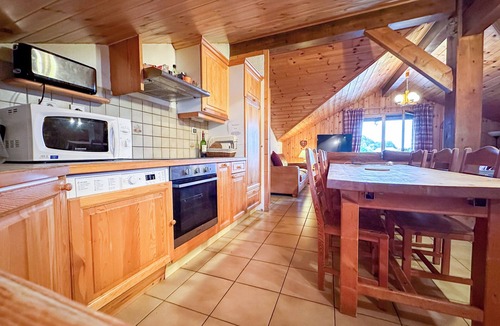 Morillon Apartment | Cozy Ski Loft steps to Gondola Biking Lake Family Friendly Sleeps up to 10