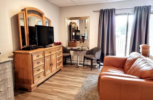 Downtown Gatineau Apartment | Cozy Spacious 1-BDR Studio #8. FREE Parking