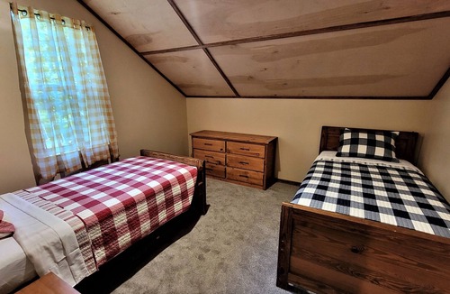 Arlington Cabin | Cozy Spacious 3 Bedroom Cabin in a Country Setting!