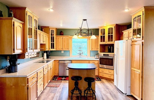 Cleveland House | Cozy & Spacious 4BR Getaway Near Lake Michigan – AC & Outdoor Dining