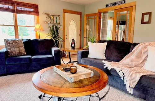 Cleveland House | Cozy & Spacious 4BR Getaway Near Lake Michigan – AC & Outdoor Dining