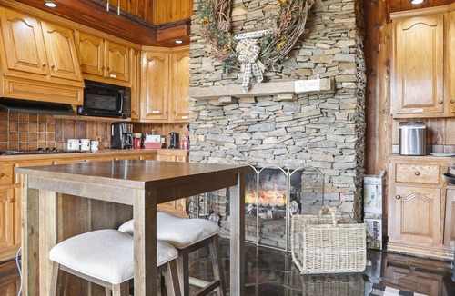 Bristol House | Cozy & Spacious 4BR Home | Sleeps 10 to 14