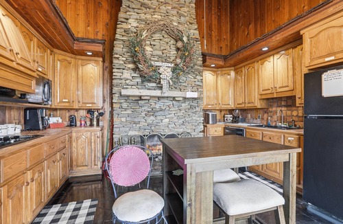Bristol House | Cozy & Spacious 4BR Home | Sleeps 10 to 14