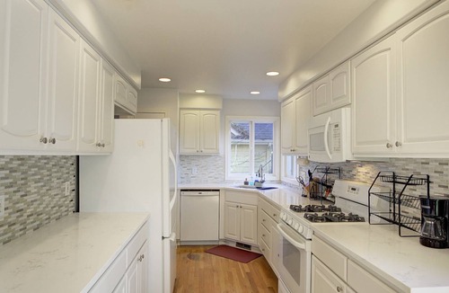 Meadowbrook House | Cozy & Spacious 4br TV/Private Patio/Wifi/Garden