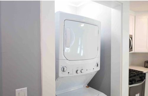 West New Haven House | Cozy Spacious Apt/Luxury/Yale/Parking/Free Wine
