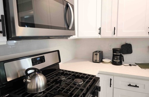 West New Haven House | Cozy Spacious Apt/Luxury/Yale/Parking/Free Wine
