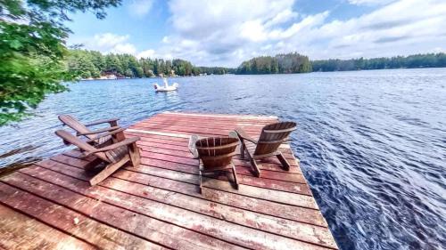 Brantingham House | Cozy Spacious Cottage on Private Island for an Unforgettable Family Adventure on Brantingham Lake, New York