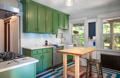 Washington Park Apartment | Cozy & Spacious home next to Gorgeous City Park - Outdoor Dining, Hot Tub & Gym!