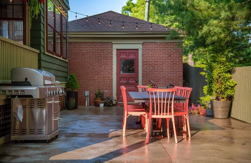 Washington Park Apartment | Cozy & Spacious home next to Gorgeous City Park - Outdoor Dining, Hot Tub & Gym!