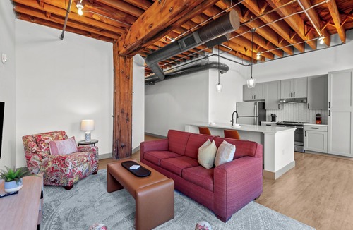 Mitchell Apartment | Cozy Spacious Loft Next to the Arch – Casino, Conventions & Stadiums