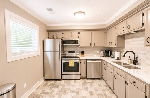 Spring Hill House | Cozy Spring Hill Getaway King Beds Central Location