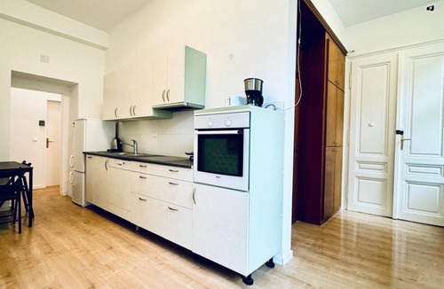 Rudolfsheim-Funfhaus Apartment | Cozy Stay in Shared Apt Short Walk to Westbahnhof