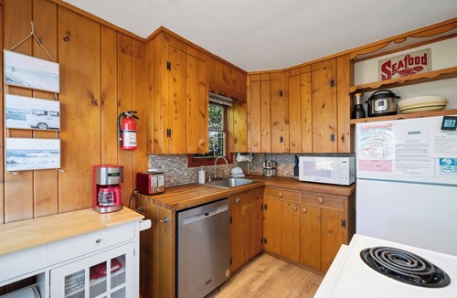 Seaside Cottage | Cozy:~) Steps to Beach/Boardwalk/Café/Pub/Cove~Bikes~Fenced~PacMan~Dogs