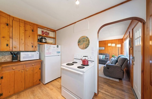 Seaside Cottage | Cozy:~) Steps to Beach/Boardwalk/Café/Pub/Cove~Bikes~Fenced~PacMan~Dogs