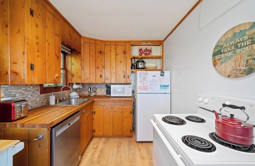 Seaside Cottage | Cozy:~) Steps to Beach/Boardwalk/Café/Pub/Cove~Bikes~Fenced~PacMan~Dogs