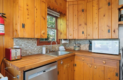 Seaside Cottage | Cozy:~) Steps to Beach/Boardwalk/Café/Pub/Cove~Bikes~Fenced~PacMan~Dogs