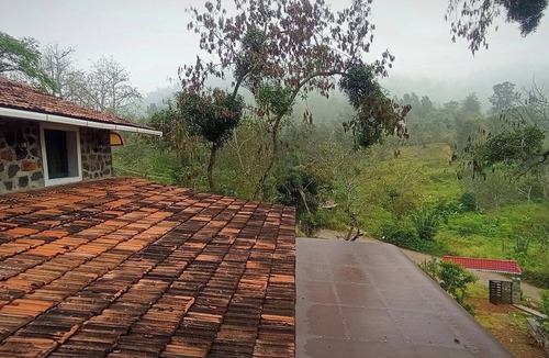Kodaikanal Villa | Cozy stone retreat on Hill top. Pet friendly @ Kombai PALLANGI, KODAIKANAL