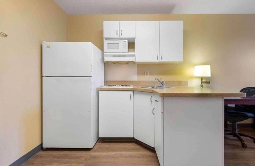 Amherst Apartment | Cozy Studio 6 Buffalo|1 King Bed,Nsmk|Kitchen