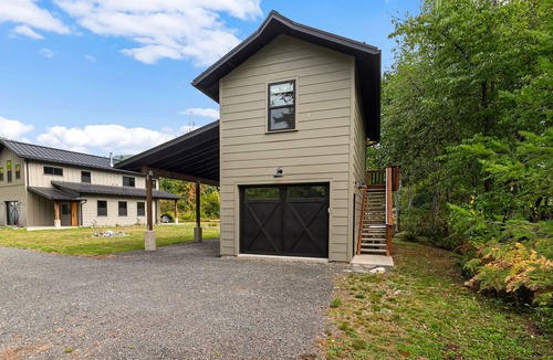 Maple Falls Apartment | Cozy Studio Apartment Maple Falls, EV Charging, Hot Tub