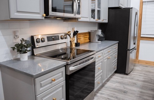 Chestnut Hill Condo | Cozy studio apartment centrally located with only a 6 min drive to Broadway