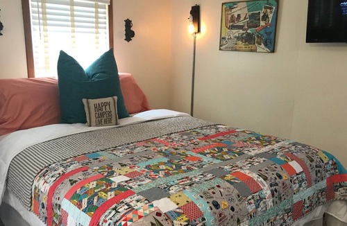Gallatin Gateway Cabin | Cozy Studio Cabin Sleeps up to 4 with Kitchenette 22 miles from ski resorts