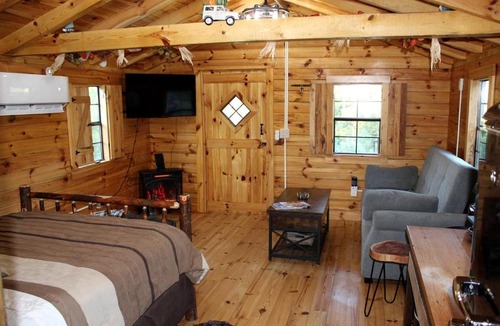 Kerr House | Cozy Studio Cabin Surrounded by Nature for a Peaceful Getaway near Gallipolis, Ohio